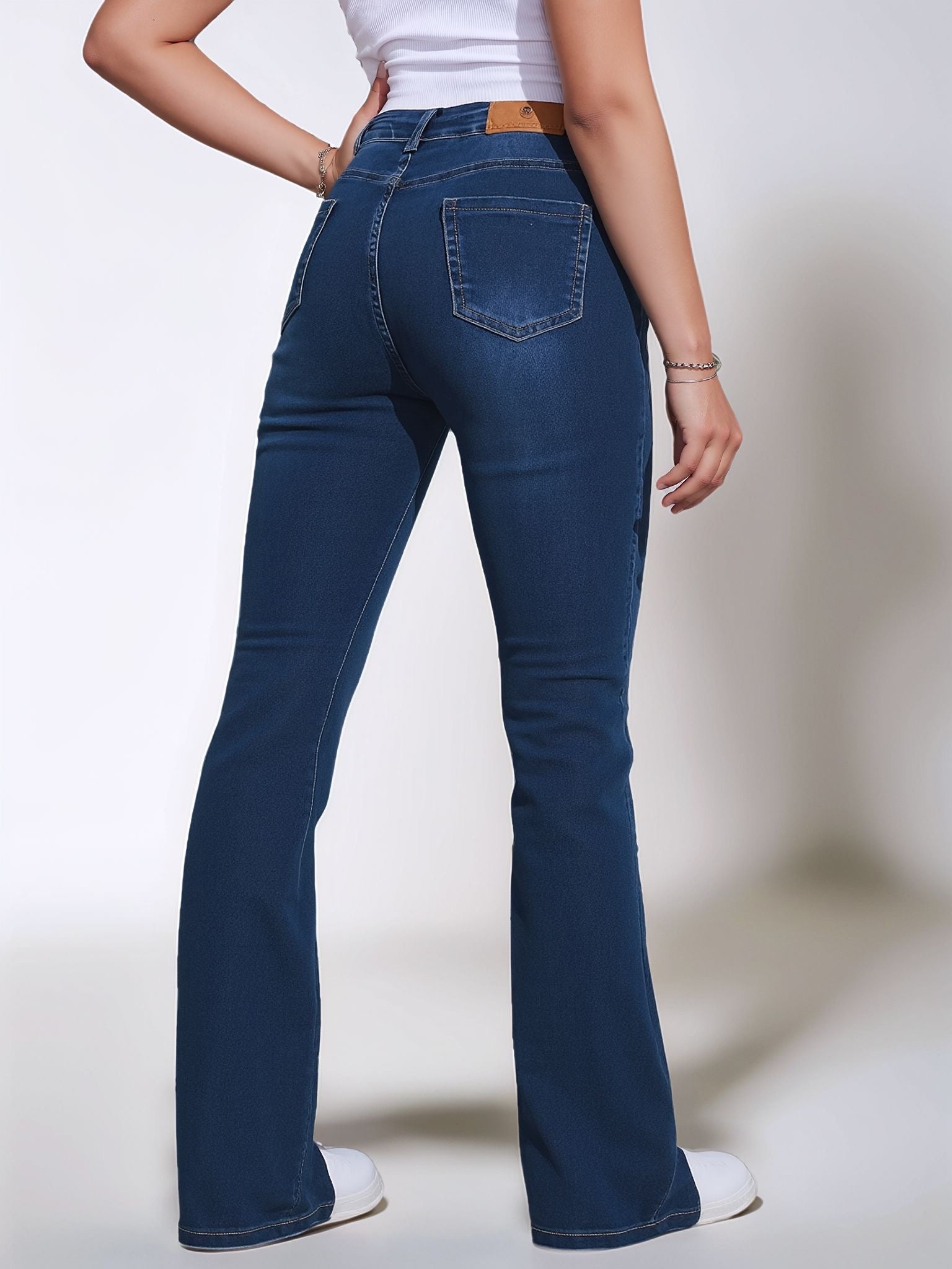 HMJeans|Pantalón vaquero azul con leve acampanado y tiro alto, diseño minimalista y versátil