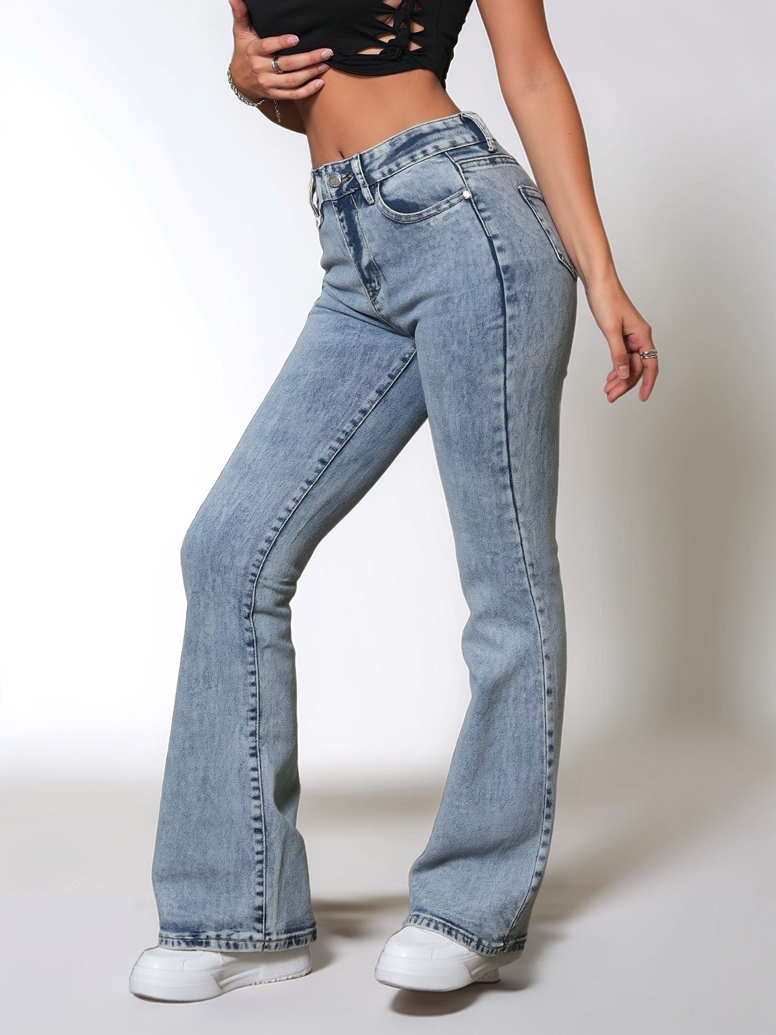 HMJeans|Pantalón vaquero azul claro con leve acampanado y lavado vintage, tiro alto y estilo versátil