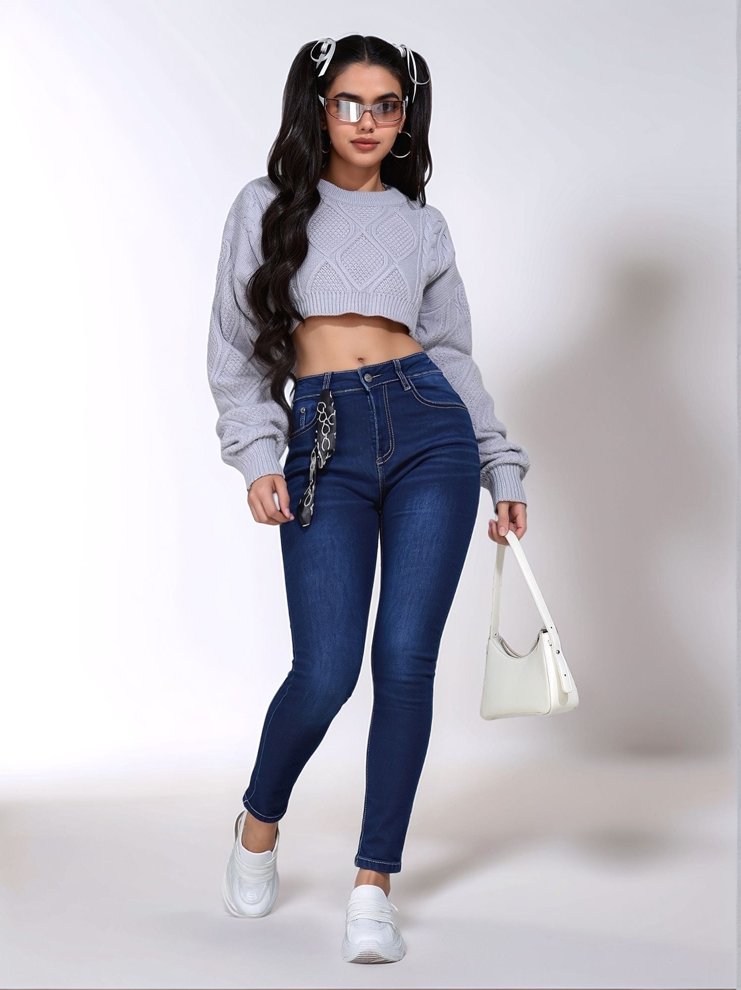 HMJeans｜Pantalones vaqueros ajustados azul marino de talle alto con colgante decorativo, estilo casual moderno