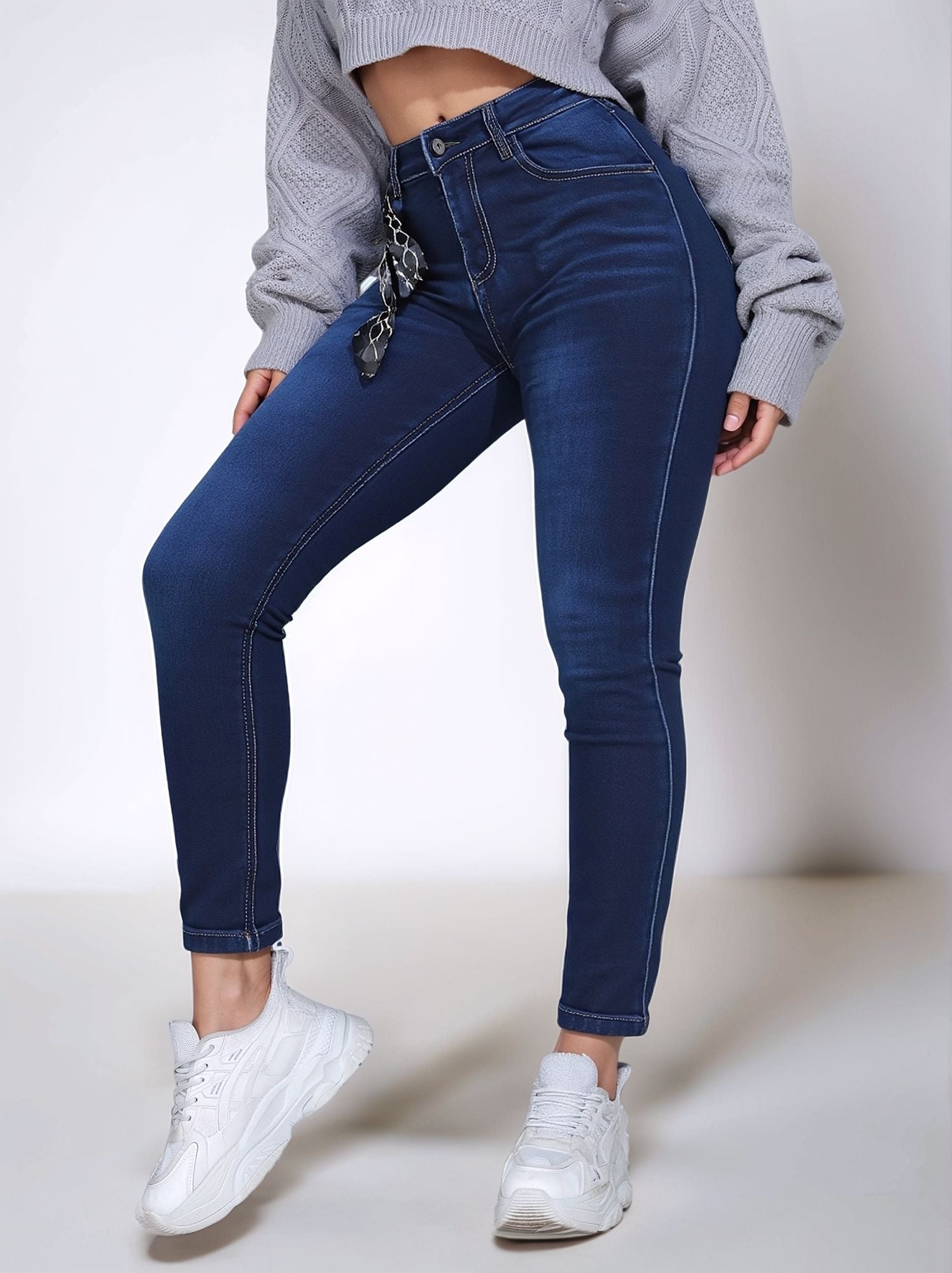 HMJeans｜Pantalones vaqueros ajustados azul marino de talle alto con colgante decorativo, estilo casual moderno