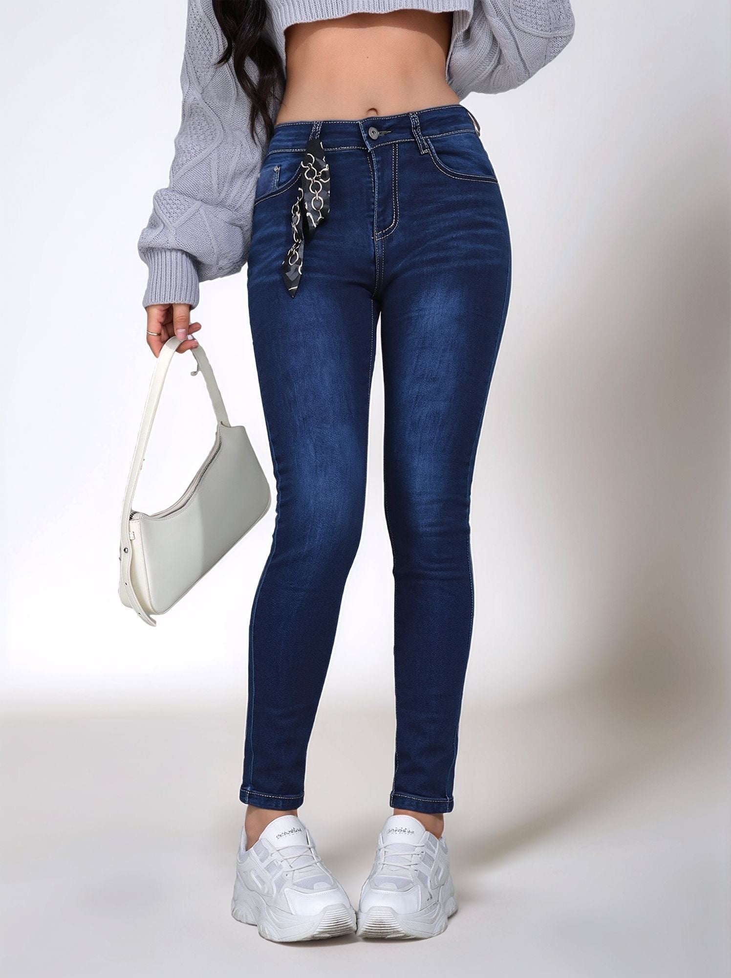 HMJeans｜Pantalones vaqueros ajustados azul marino de talle alto con colgante decorativo, estilo casual moderno
