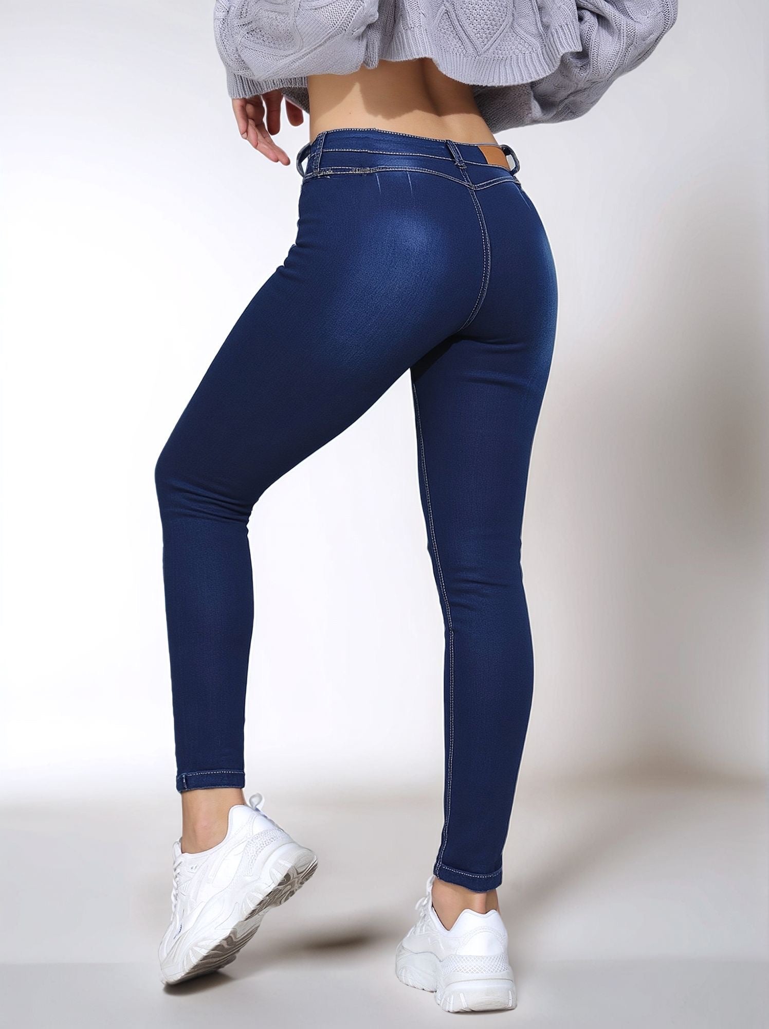 HMJeans｜Pantalones vaqueros ajustados azul marino de talle alto con colgante decorativo, estilo casual moderno