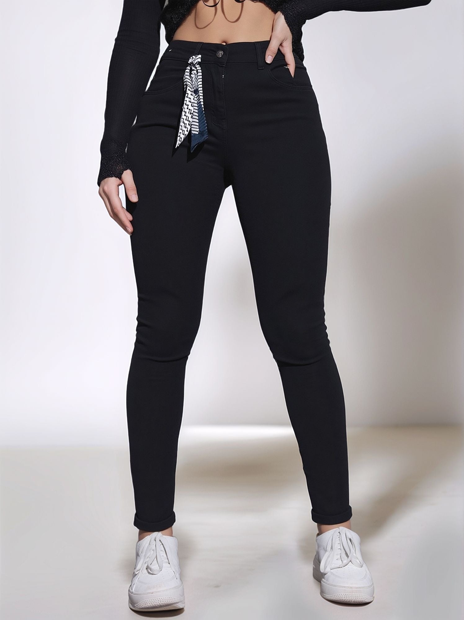 HMJeans｜Pantalones vaqueros negros ajustados de talle alto con pañuelo decorativo, estilo moderno y con personalidad