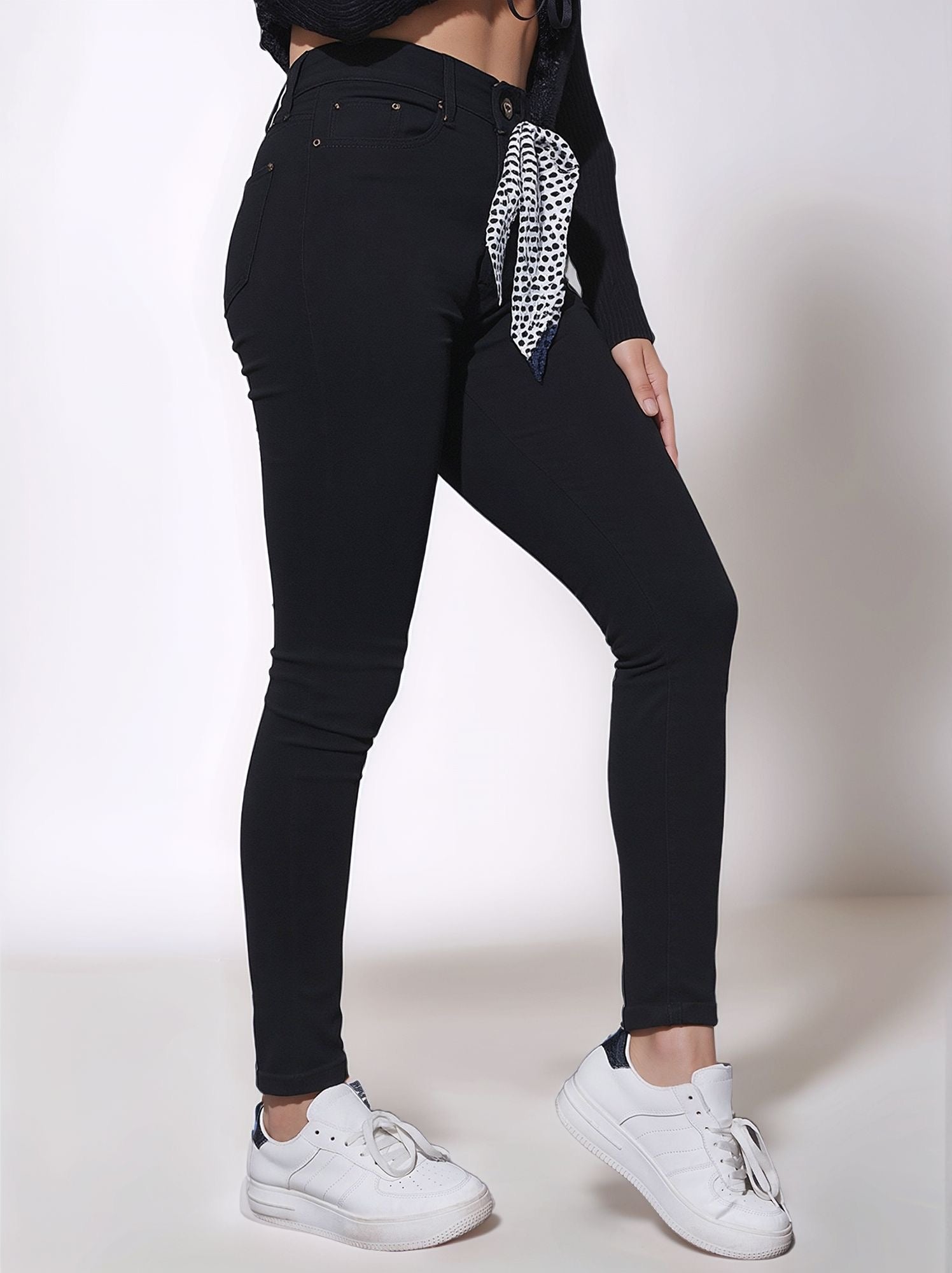 HMJeans｜Pantalones vaqueros negros ajustados de talle alto con pañuelo decorativo, estilo moderno y con personalidad