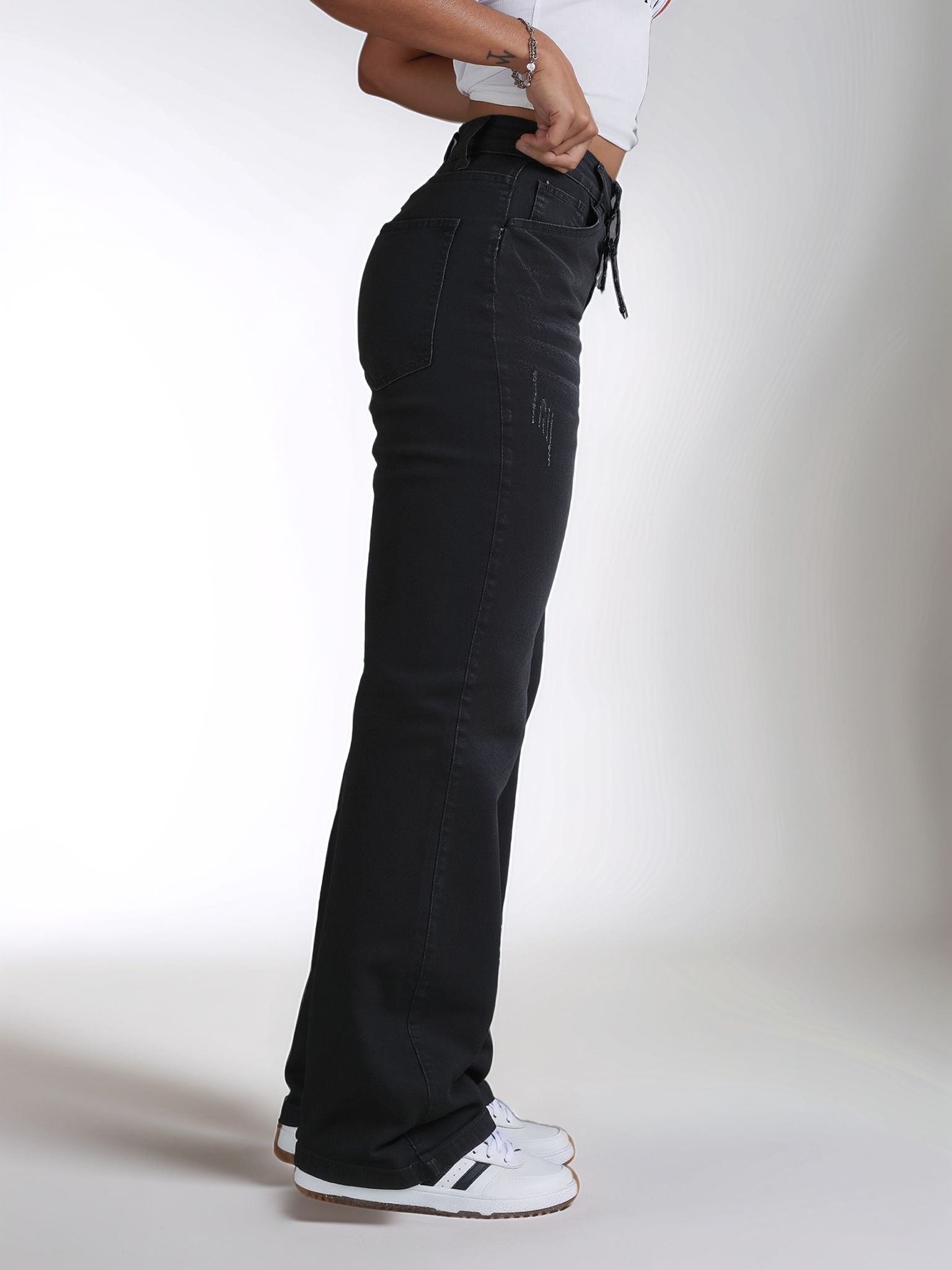 HMJeans｜Pantalón vaquero negro con botonadura frontal, leve acampanado y detalles de roturas, estilo versátil