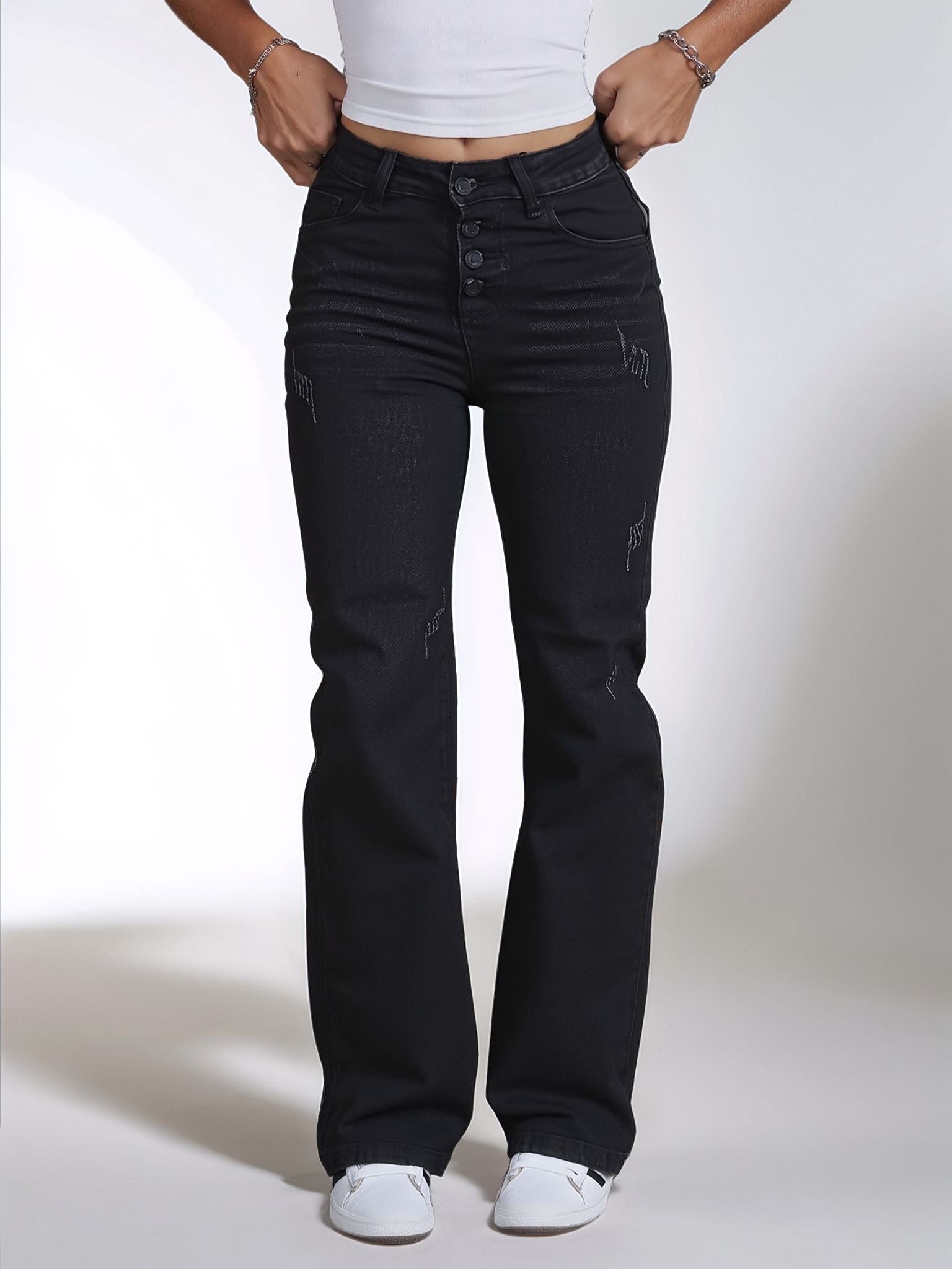 HMJeans｜Pantalón vaquero negro con botonadura frontal, leve acampanado y detalles de roturas, estilo versátil