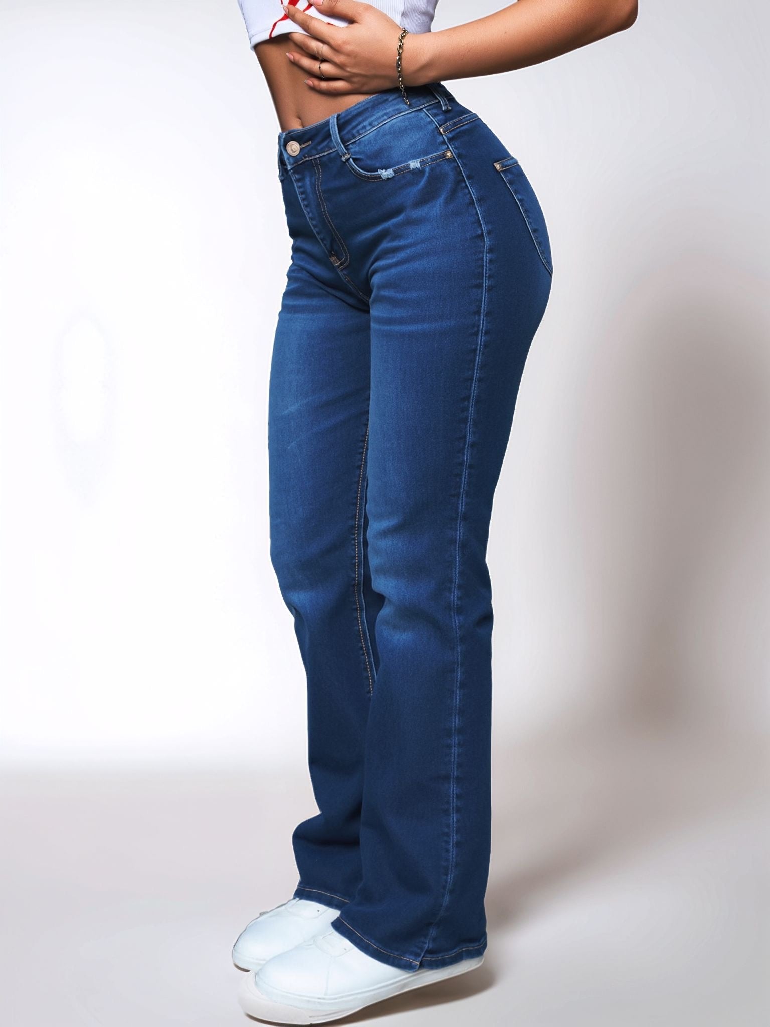 HMJeans｜Pantalón vaquero azul con leve acampanado y tiro alto, diseño minimalista y versátil