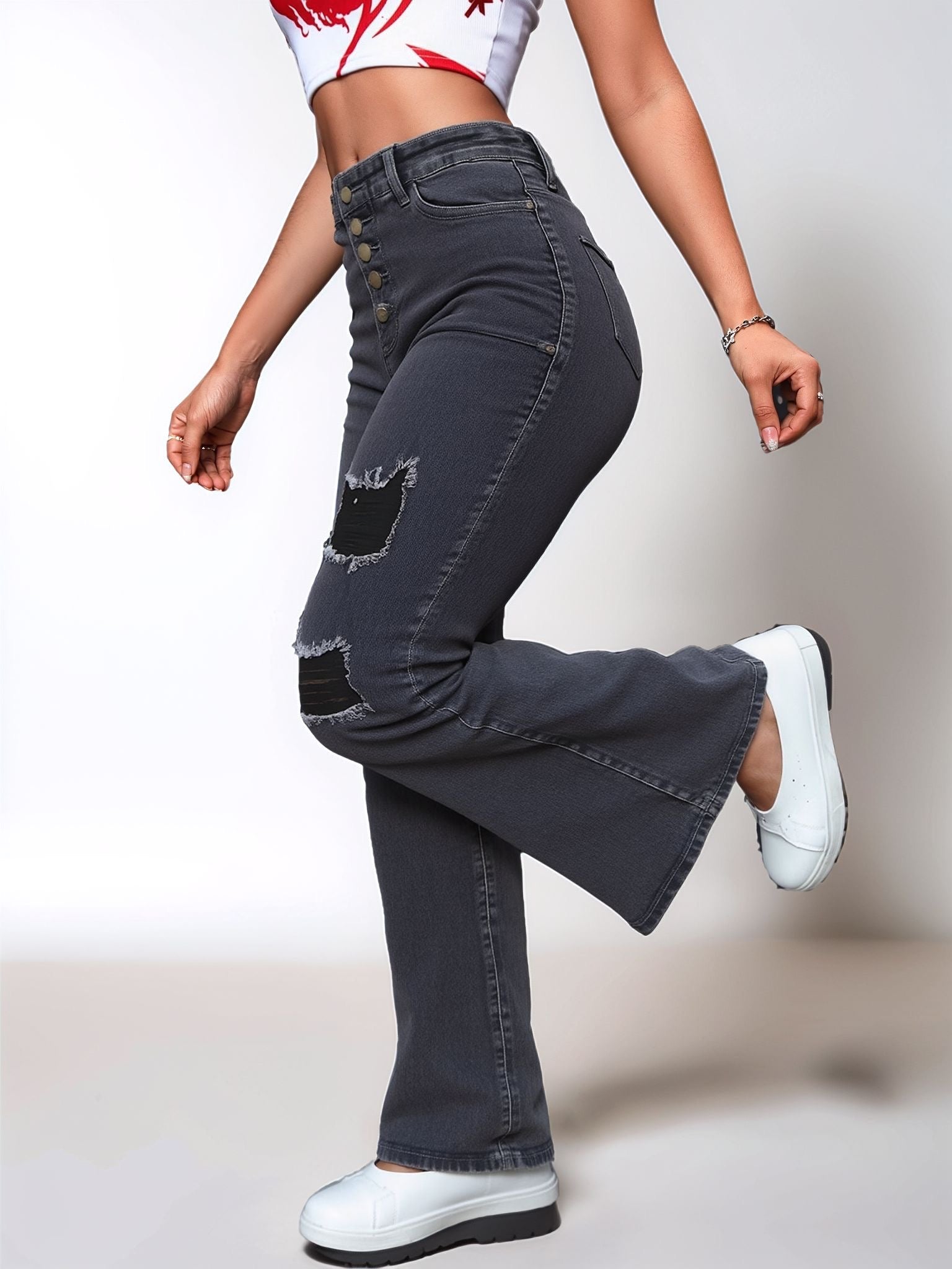 HMJeans｜Pantalón vaquero en gris humo con roturas, botonadura frontal y leve acampanado, estilo retro versátil