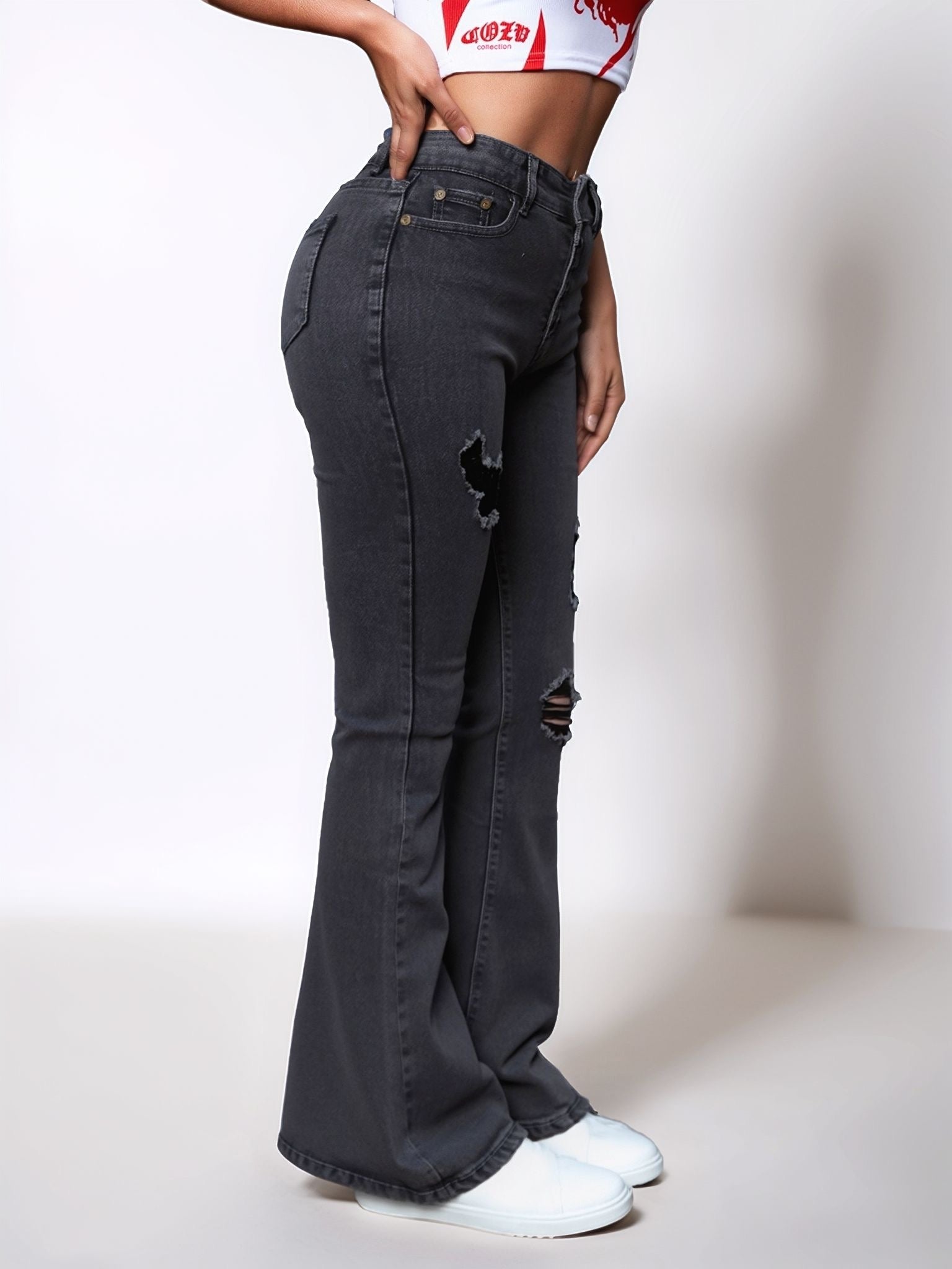 HMJeans｜Pantalón vaquero en gris humo con roturas, botonadura frontal y leve acampanado, estilo retro versátil