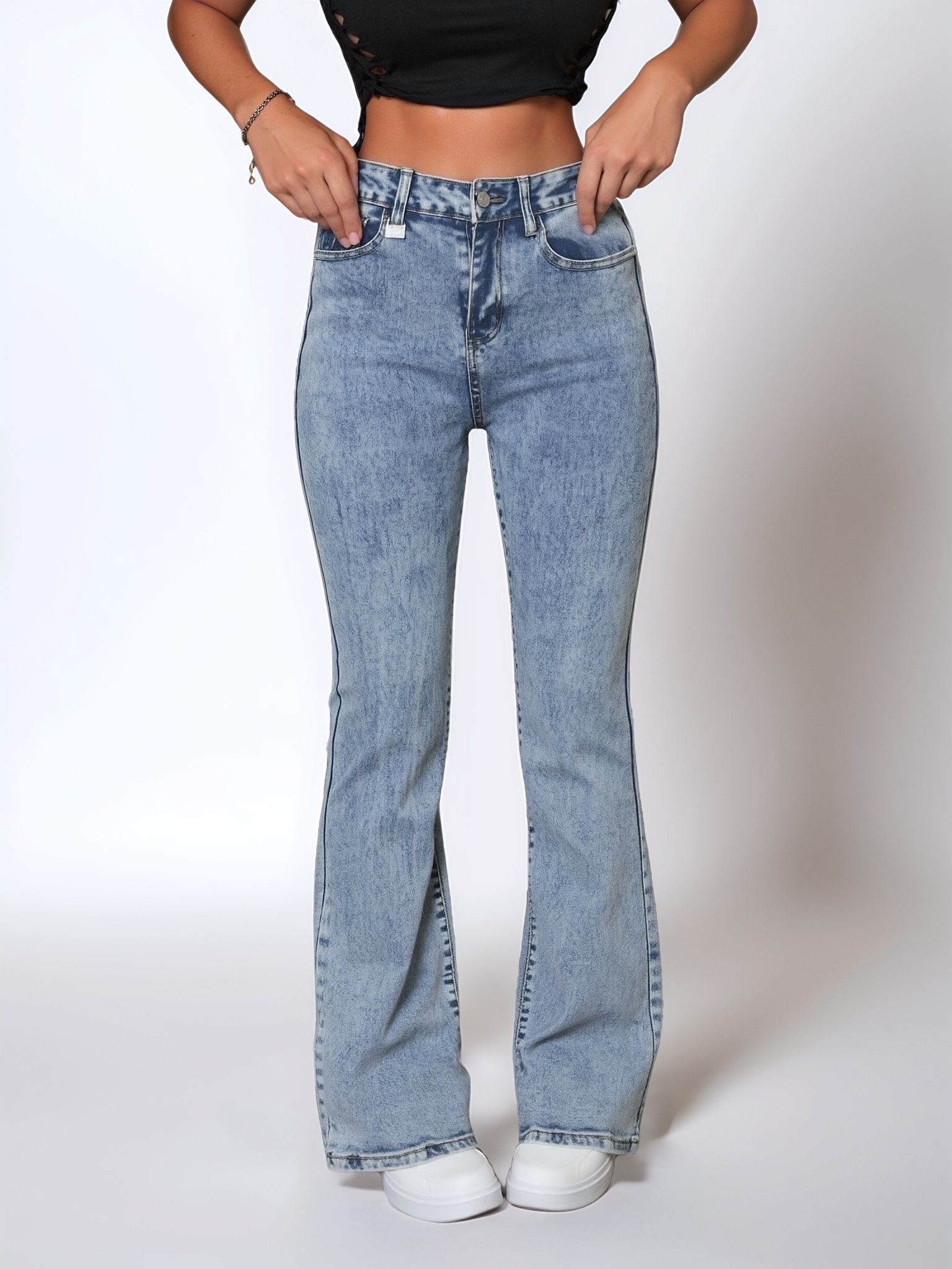 HMJeans｜Pantalón vaquero azul claro con leve acampanado y lavado vintage, tiro alto y estilo versátil