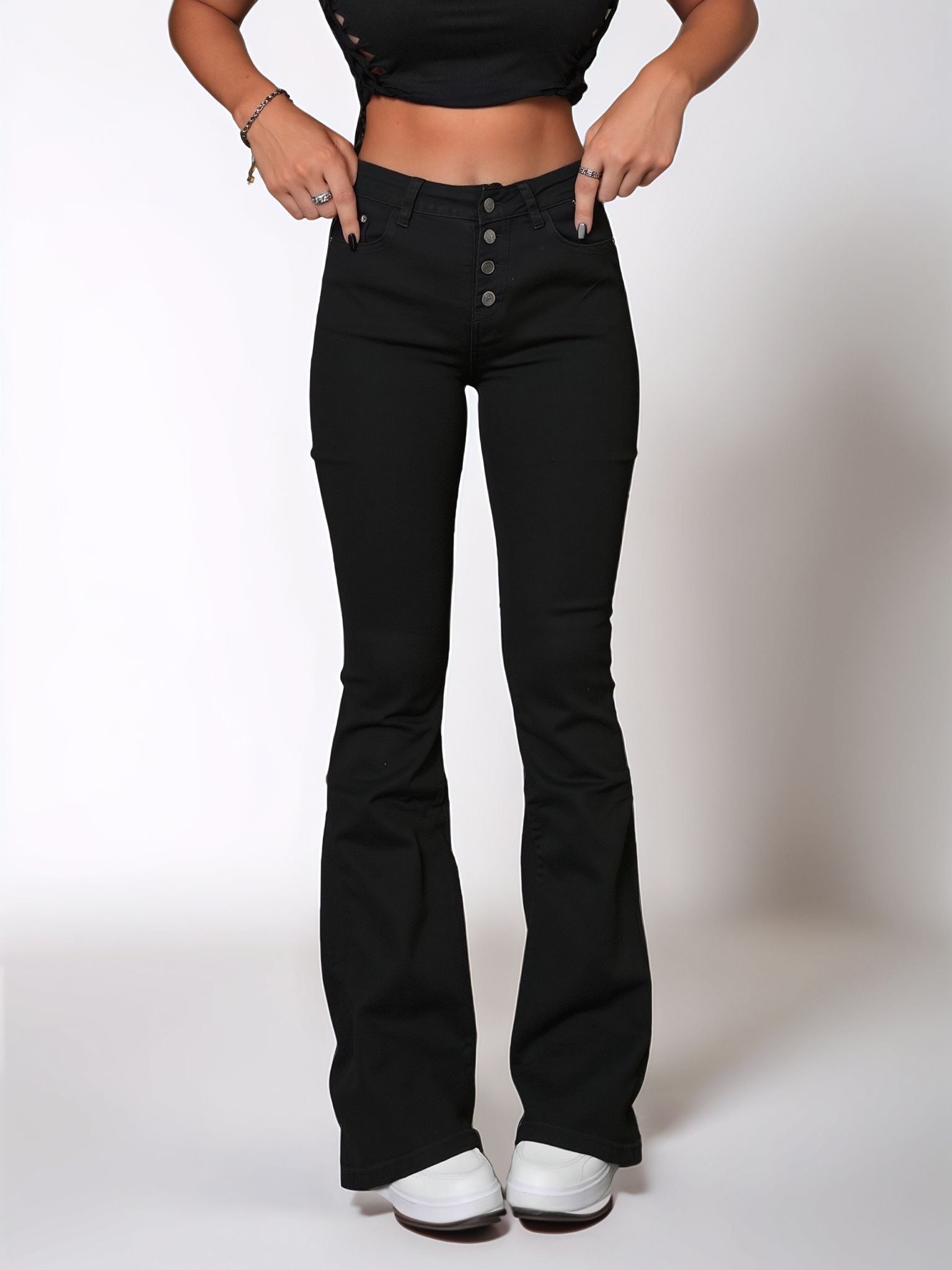 HMJeans｜Pantalón vaquero negro con botonadura frontal y leve acampanado, diseño sencillo y versátil